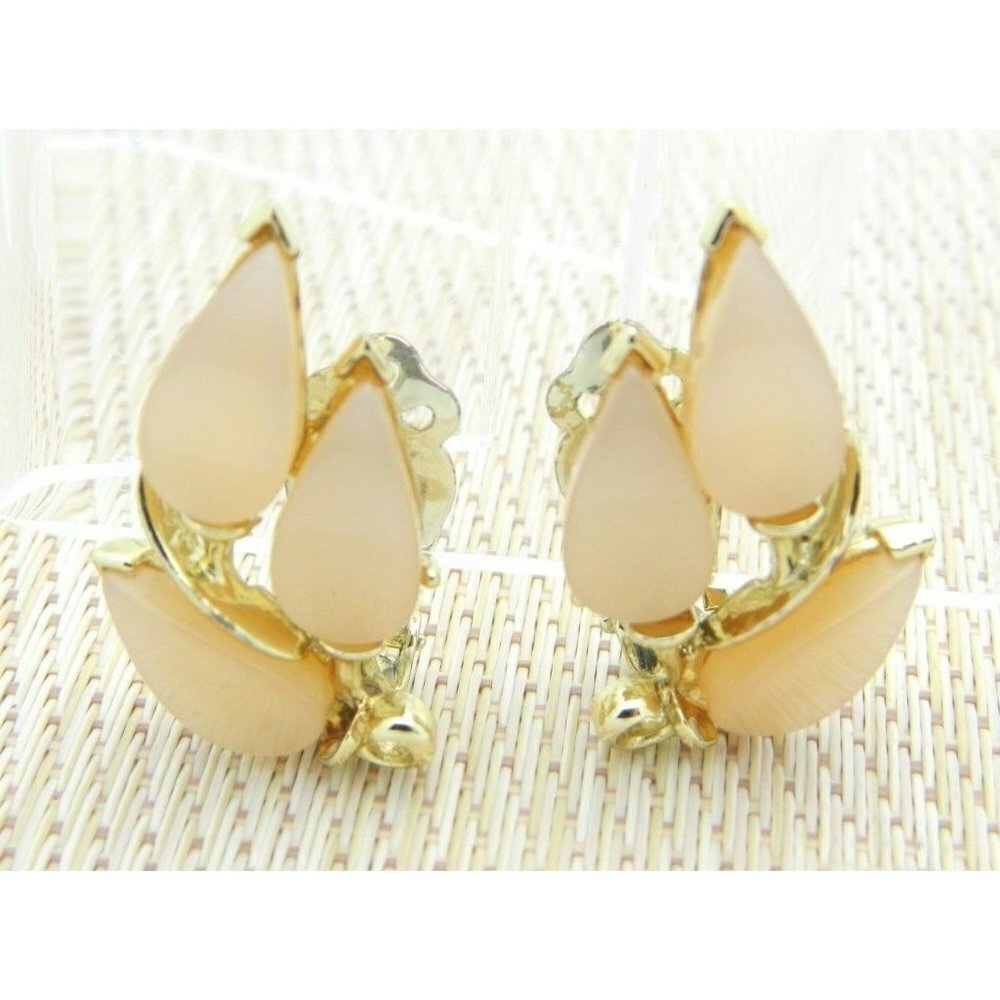 Peach Thermoset Molded Flower Leaf Gold Tone Clip Earrings Vintage